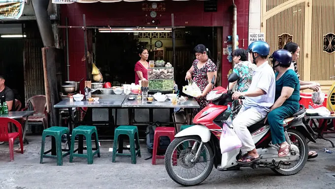 Không gian quán phở chua đơn giản nhưng ấm cúng.