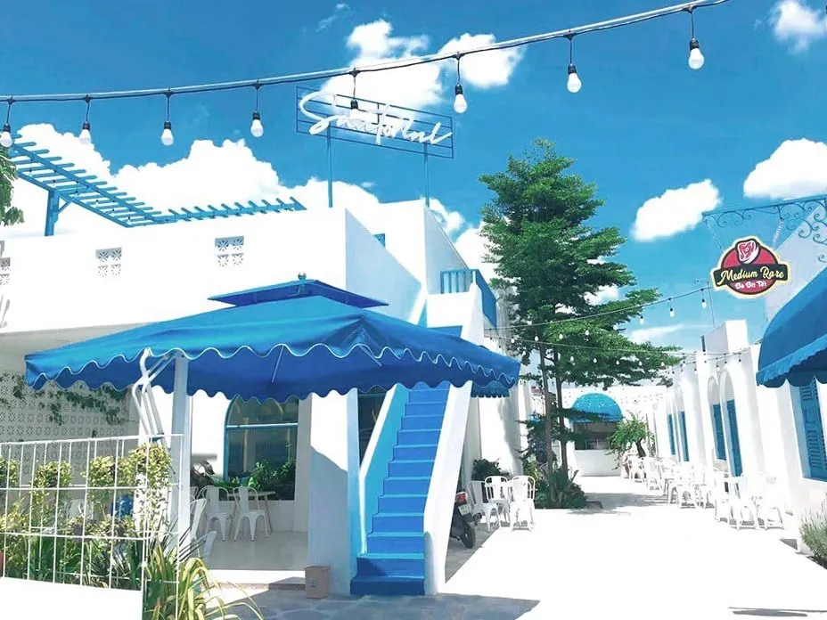 Không gian quán Santorini Coffee với tông màu trắng xanh chủ đạo