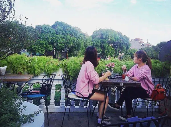 Không gian sân vườn thoáng đãng tại Cup of Tea