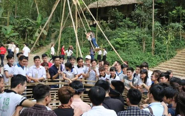 Không gian sinh hoạt cộng đồng tại làng nhà sàn Thái Hải, thích hợp cho các hoạt động nhóm.
