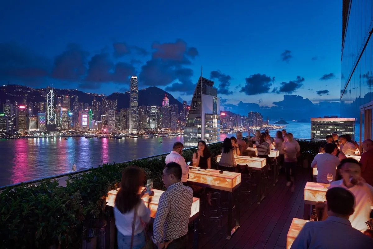 Không gian sôi động tại EyeBar - Rooftop bar ở Hong Kong