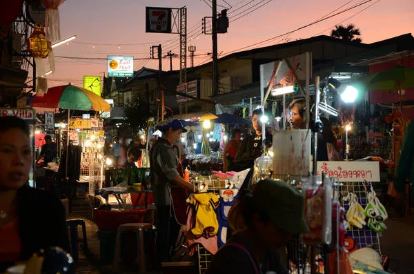 Không khí nhộn nhịp tại chợ đêm Pai