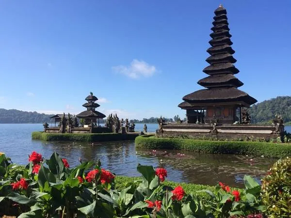 Không khí vùng núi Ulun Danu Beratan mát lạnh vào buổi sáng.