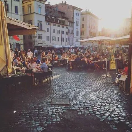 Khu chợ Campo de 'Fiori nhộn nhịp tại Rome, Ý.