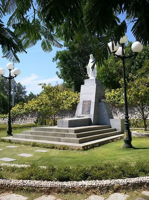 Khu du lịch Ghềnh Ráng với mộ Hàn Mặc Tử trên đồi Thi Nhân. Ảnh: Nguyễn Công Quang.