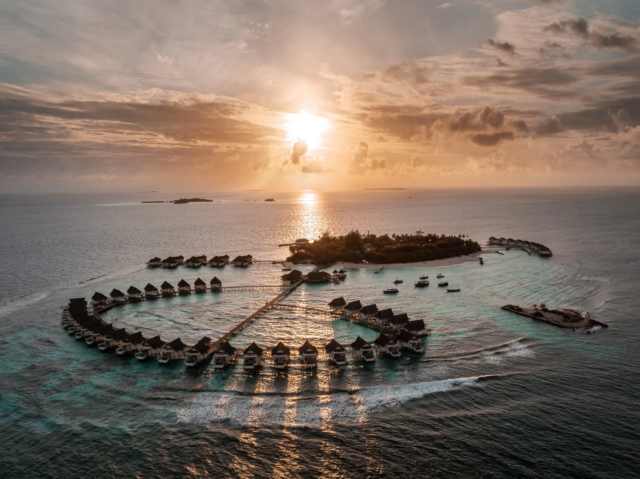 Khu nghỉ dưỡng Centara Grand Island Resort &amp; Spa Maldives nhìn từ trên cao