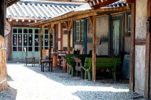 Khu nhà dành cho tầng lớp trung lưu nằm dọc bờ kênh