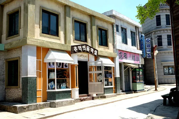 Khu phố dành cho nhà giàu với nhiều tiệm bánh, cửa hàng quần áo và chụp ảnh