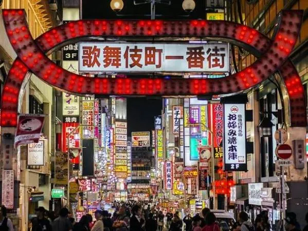 Khu phố đèn đỏ Kabukicho ở Tokyo, Nhật Bản. Ảnh: iStock.