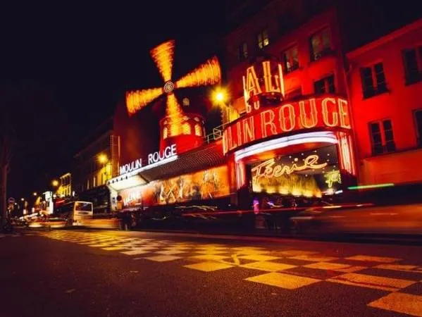 Khu phố đèn đỏ Pigalle ở Paris, Pháp. Ảnh: iStock.