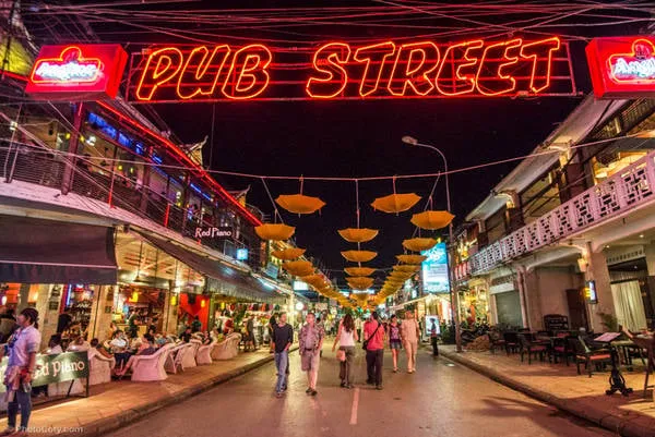 Khu phố Tây Pub Street nhộn nhịp về đêm. Ảnh: Cory.com