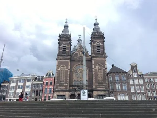 Khu trung tâm Amsterdam có hai điểm chính được đánh dấu là điểm du lịch của thành phố, đó là quảng trường Dam Square và khu phố cổ. Dam Square mang kiến trúc đồ sộ rõ rệt của một quảng trường lớn, với những tòa nhà cao màu xám bao quanh. 
