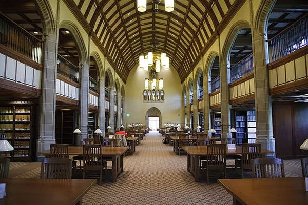 Khu trung tâm Thư viện Luật Kresge tại Đại học Notre Dame.