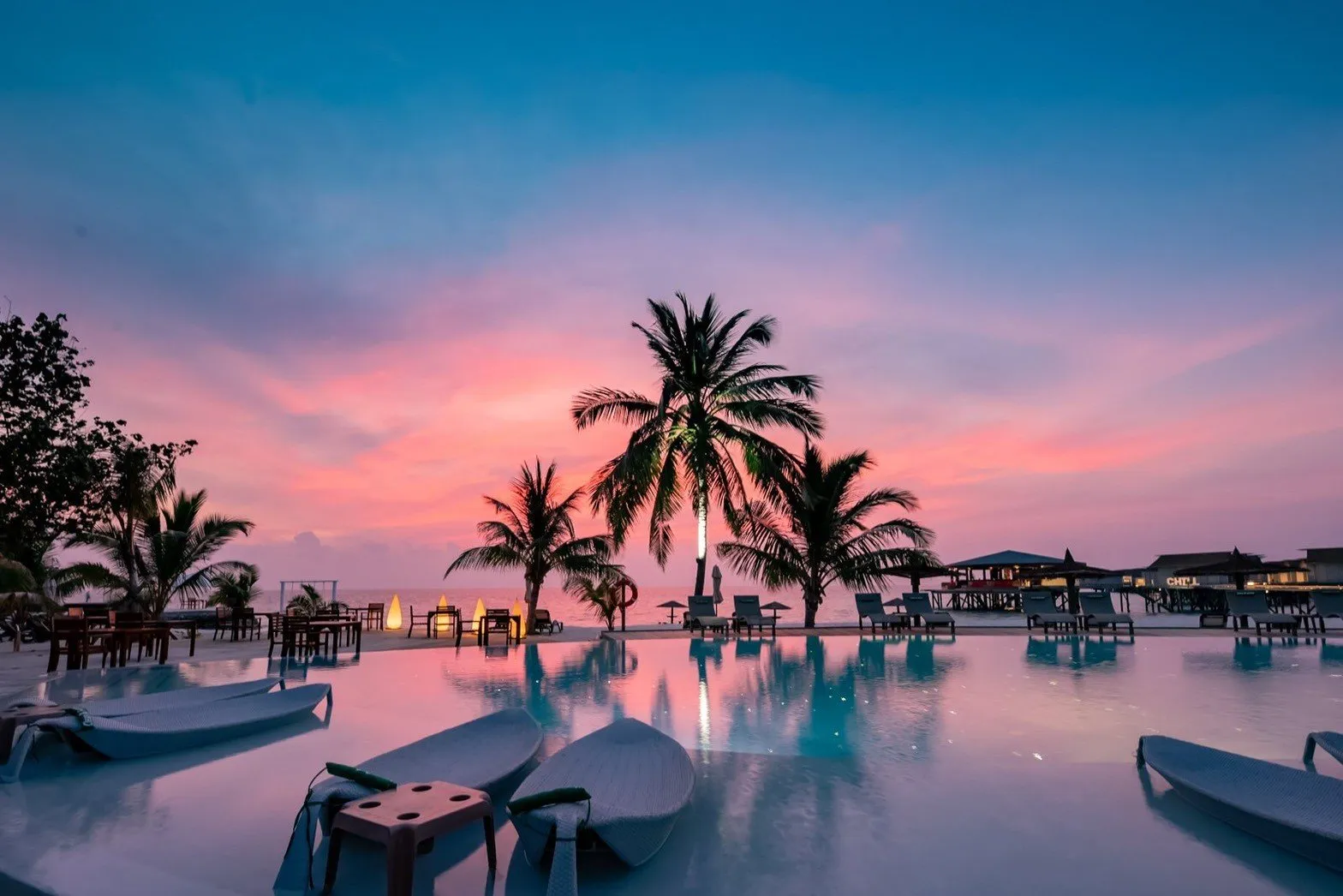 Khu vực ăn uống ngoài trời tại Centara Ras Fushi Resort &amp; Spa Maldives