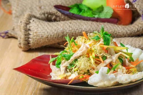 Khu vực bàn ăn trong nhà hàng Spice Việt