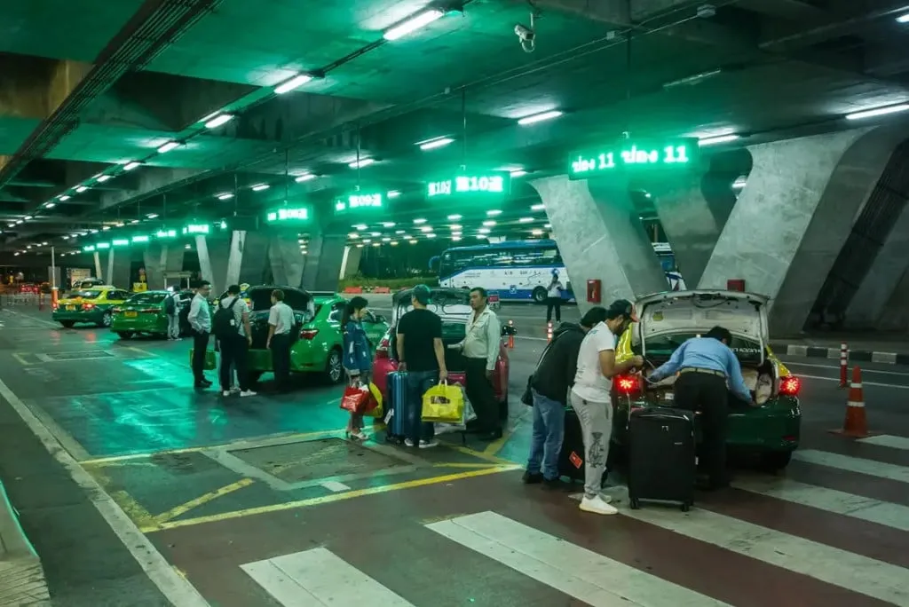 Khu vực đón Taxi tại sân bay Suvarnabhumi.