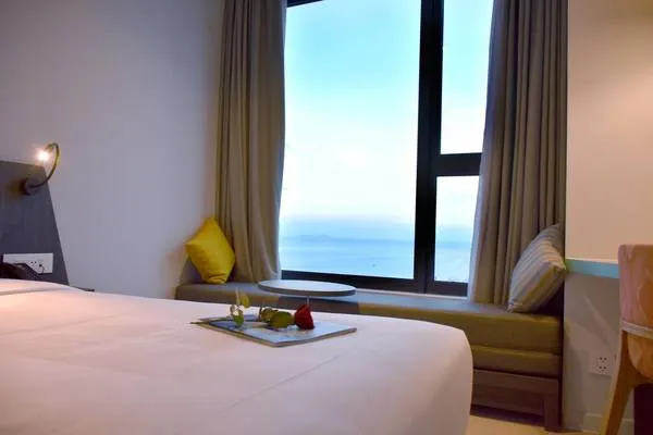 Khu vực hồ bơi tại IBIS Styles Nha Trang