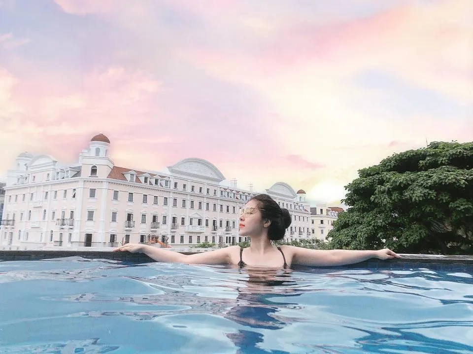 Khu vực hồ bơi và tiện ích giải trí tại Novotel Hạ Long