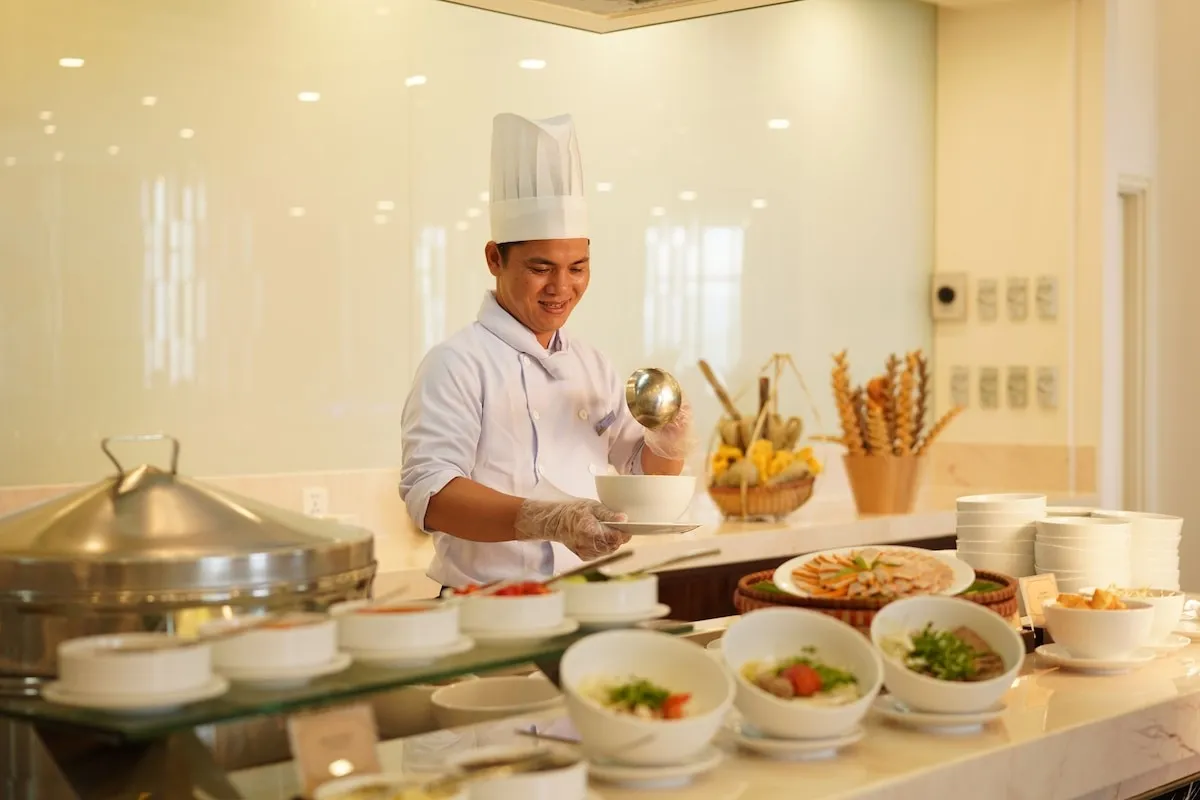 Khu vực hồ bơi vô cực tại Vinpearl Beachfront Nha Trang