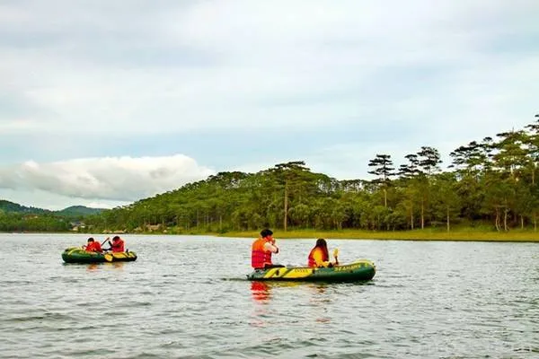 Khu vực hồ Tuyền Lâm gần đường hầm đất sét là điểm khởi đầu cho hành trình chèo thuyền, đưa bạn đến với khu rừng phong lá đỏ tuyệt đẹp.