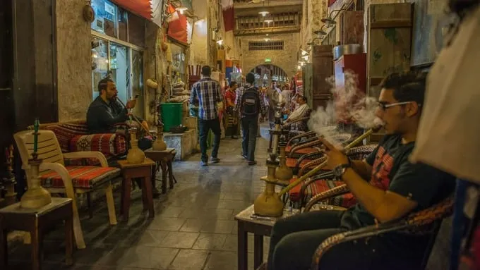 Khu vực hút thuốc ngoài trời tại Souq Waqif