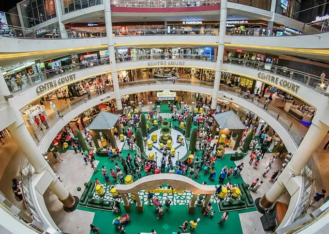 Khu vực mua sắm tại Mid Valley Megamall