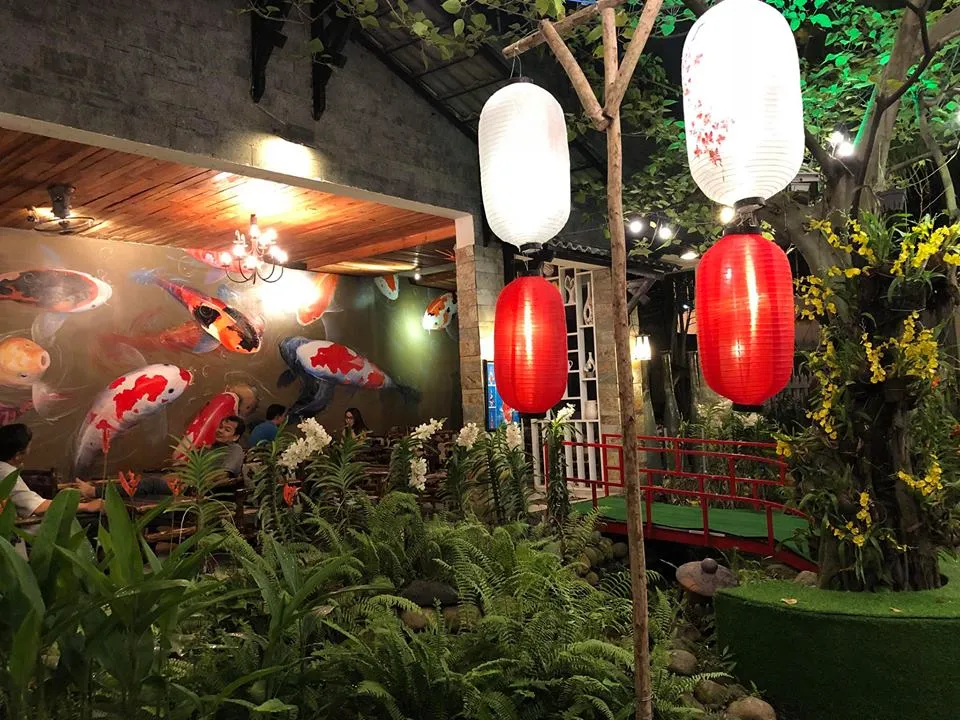 Khu vực ngồi trên bờ tại Góc Phố Koi