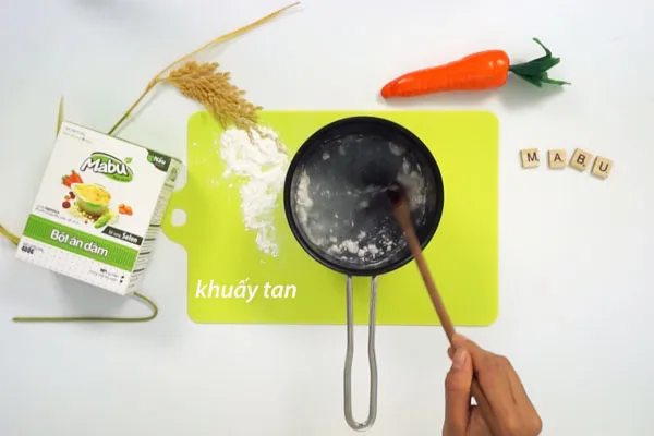 Khuấy bột với nước lạnh