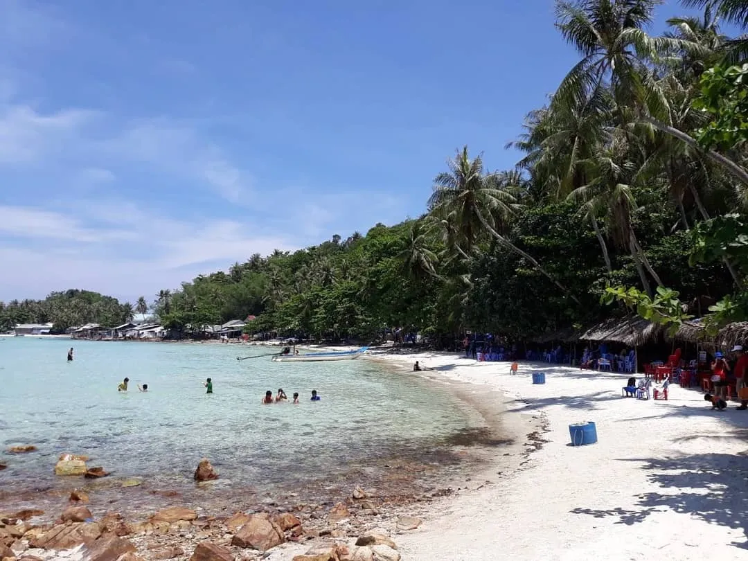 Khung cảnh biển xanh cát trắng tại Hòn Mấu