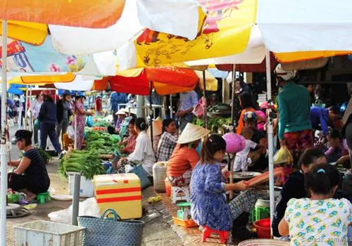 Khung cảnh chợ sáng sớm, người người mua bán tấp nập ở đảo. Ảnh: Tom Westbrook.