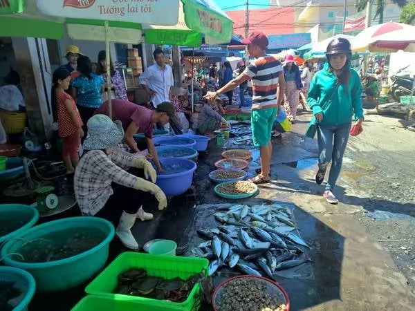 Khung cảnh chợ Xóm Lưới tấp nập kẻ mua người bán. Ảnh: Tiểu Duy