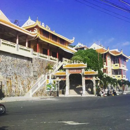 Khung cảnh náo nhiệt của du khách tại bãi biển Dinh Cô. Ảnh: helenatruong89