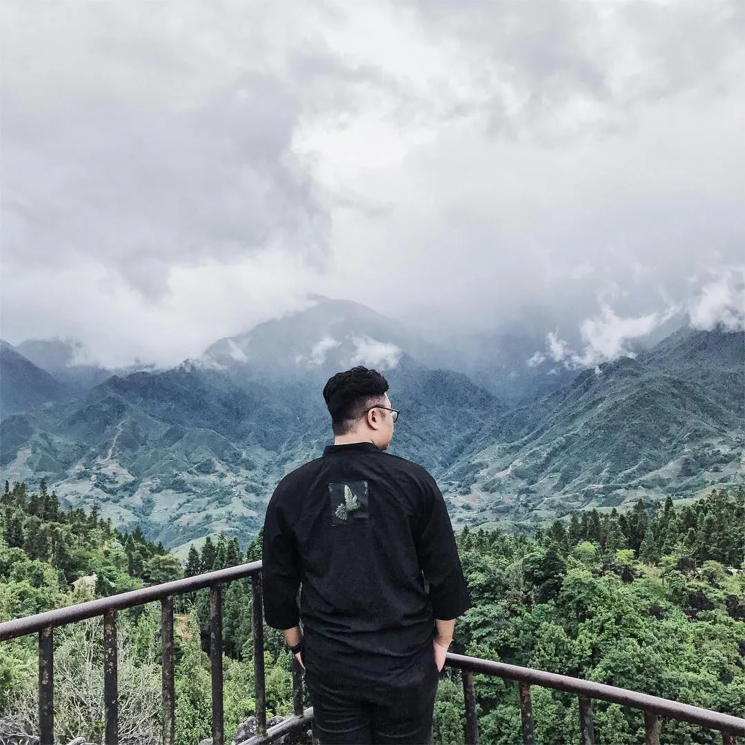 Khung cảnh nhìn từ đỉnh núi Hàm Rồng
