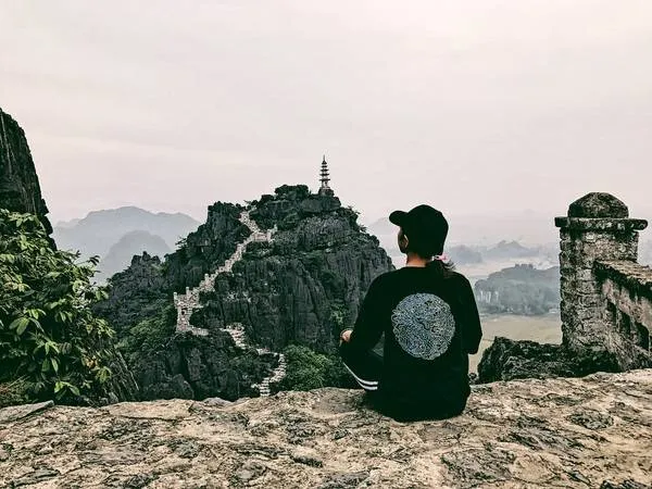 Khung cảnh nhìn từ núi Múa xuống những cánh đồng và làng mạc yên bình.