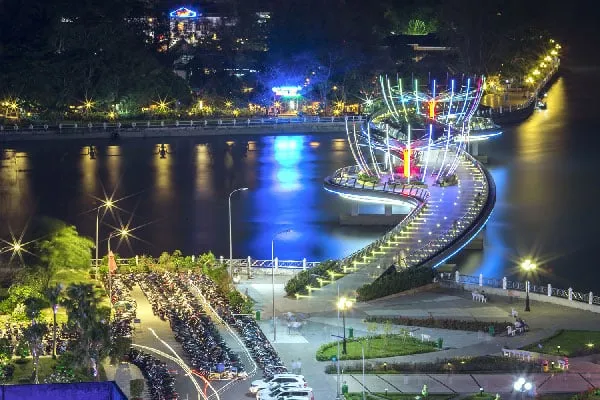 Khung cảnh nhộn nhịp trên Cầu Tình Yêu Cần Thơ