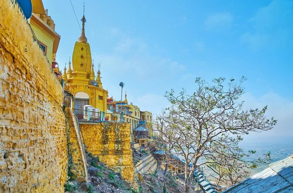 Khung cảnh thanh bình và huyền ảo của tu viện Taung Kalat trên đỉnh núi. Ảnh: EFesenko.