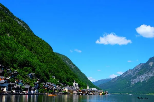 Khung cảnh yên bình trên đường đến Hallstatt từ Salzburg. Ảnh: Thiên Lam.