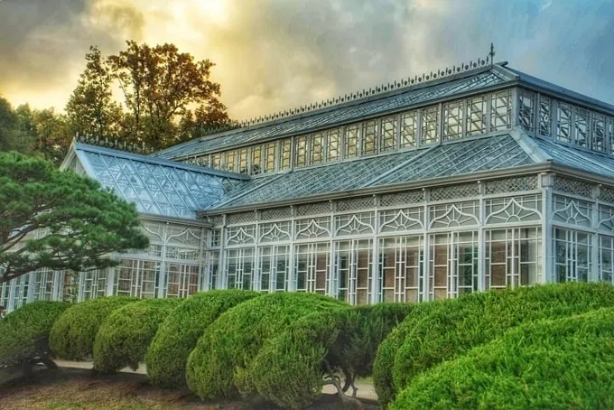 Khung thép và kính của nhà kính Grand Greenhouse. Ảnh: Shutterstock