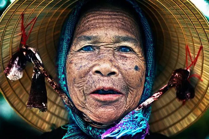 Khuôn mặt người phụ nữ bán hàng rong ở Hội An