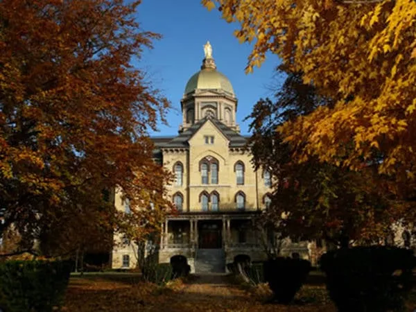 Khuôn viên Đại học Notre Dame rộng lớn với nhiều cây xanh.