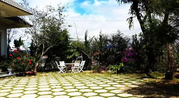 Khuôn viên Reveto Villa với nhiều cây xanh và hoa