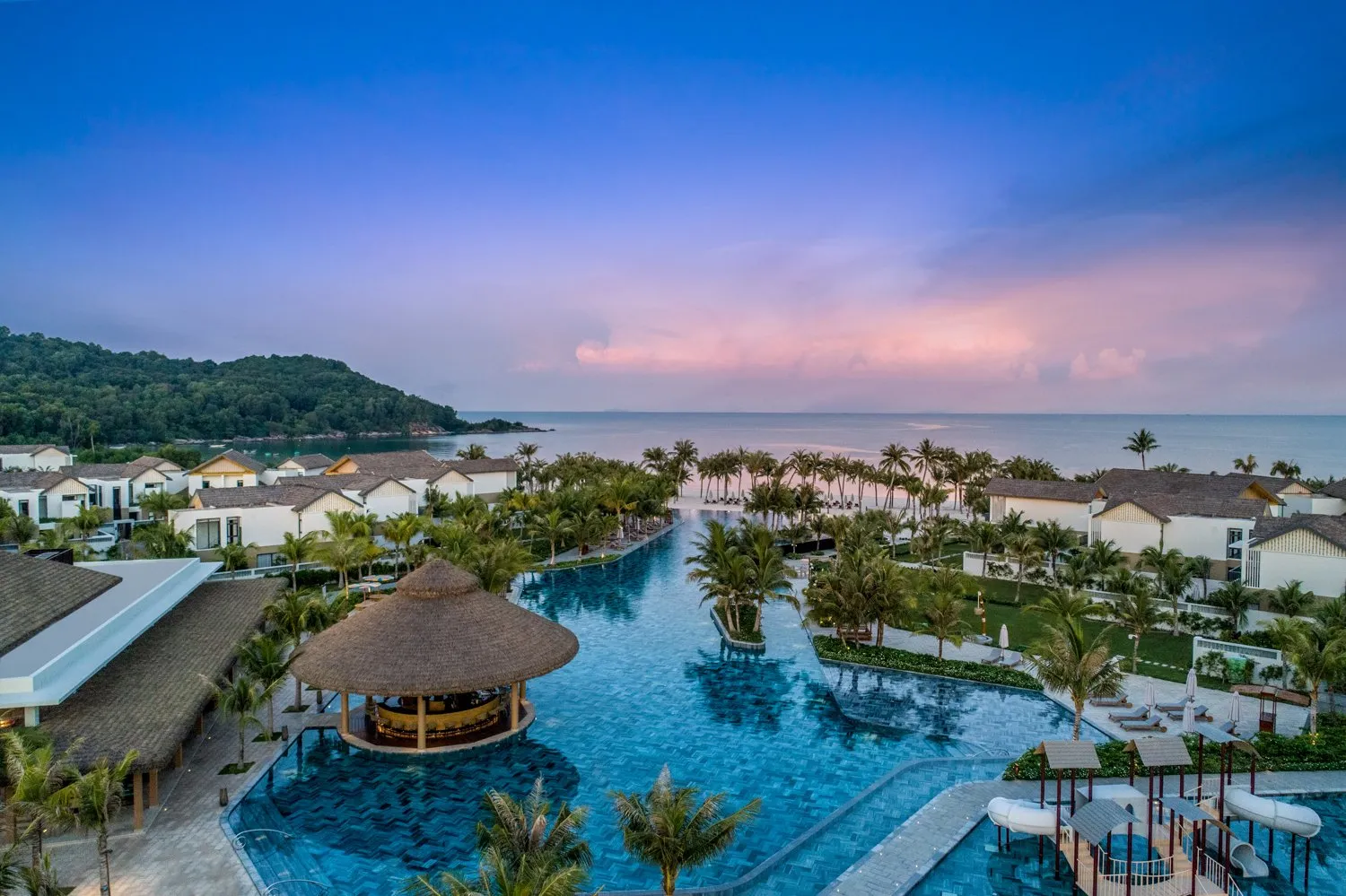 Khuôn viên xanh mát của New World Phú Quốc