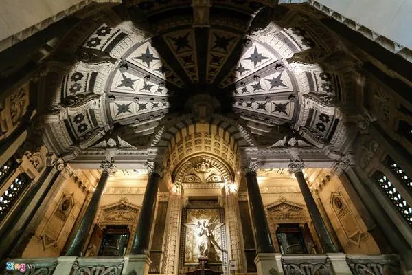 Kiến trúc Byzantine và Roman tại nhà thờ Đức Bà Fourvière