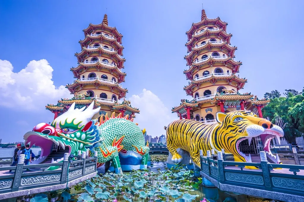 Kiến trúc độc đáo tại Đầm Liên Trì. Alt: Đầm Liên Trì