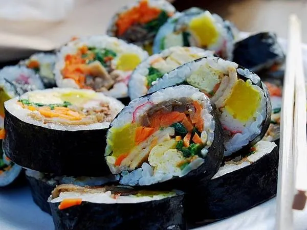 Kimbap - món cơm cuộn rong biển tiện lợi và ngon miệng