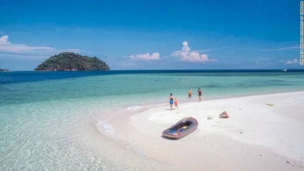 Ko Adang, Thái Lan: Các bãi biển của Thái Lan nổi tiếng là điểm nghỉ dưỡng tuyệt vời cho du khách trên thế giới. Trong đó, Ko Adang ở Công viên biển quốc gia Tarutao vẫn giữ được vẻ bình yên, không xô bồ. Với diện tích 30 km2, nằm gần biên giới Malaysia, hòn đảo này có làn nước xanh trong vắt, bãi cát trắng, rừng núi hùng vĩ để du khách khám phá.