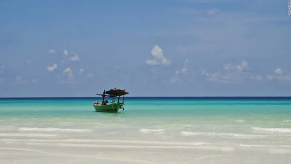 Koh Rong, Campuchia: Hòn đảo lớn thứ hai Campuchia chưa có nhiều tiện nghi phục vụ du khách, nhưng bù lại vẫn giữ được vẻ đẹp nguyên sơ và thanh bình. Bạn có thể tận hưởng một buổi chiều đung đưa nằm võng, ngắm hoàng hôn, uống bia lạnh, ngụp lặn ngoài biển, hay đi leo núi.
