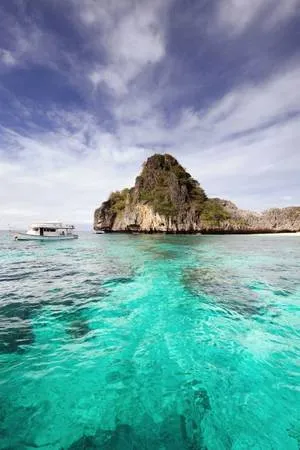 Krabi, Thái Lan: Krabi, Thái Lan, nổi tiếng với những bãi biển tuyệt đẹp, vách đá vôi hùng vĩ và làn nước trong xanh.