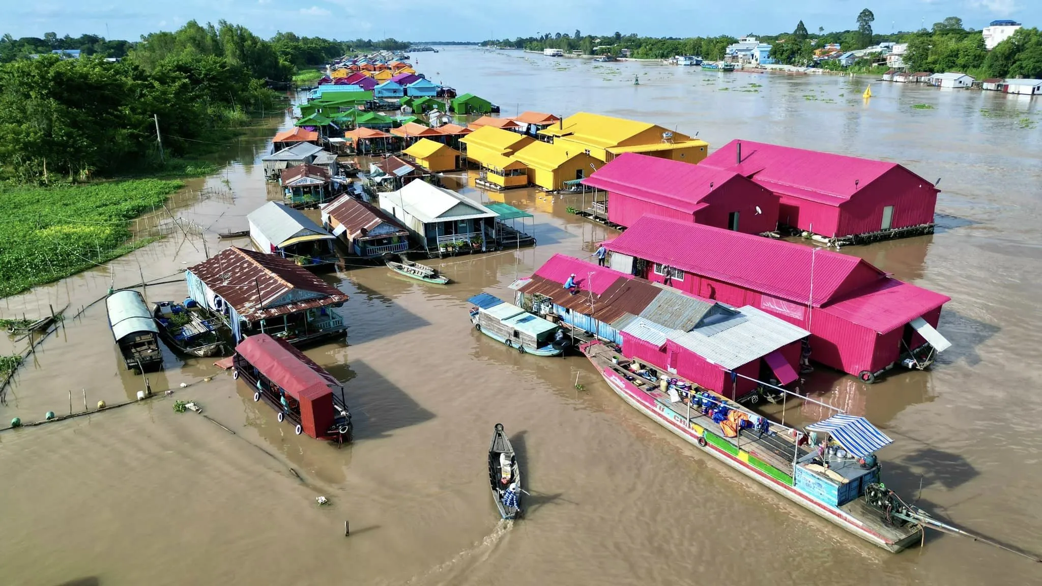 Làng bè đầy màu sắc tại Châu Đốc