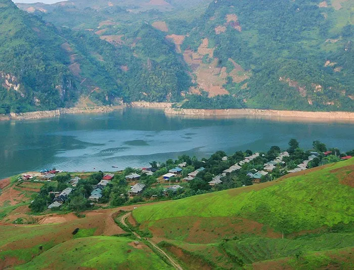 Làng bên sông Đà